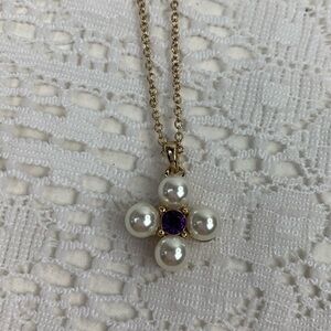 Gold Pearl flower necklace Purple center  gold chain 16”
